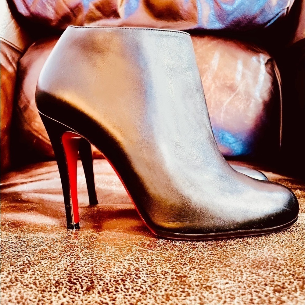 Stylish Black and Red Heeled Boots - Picture 3 of 8